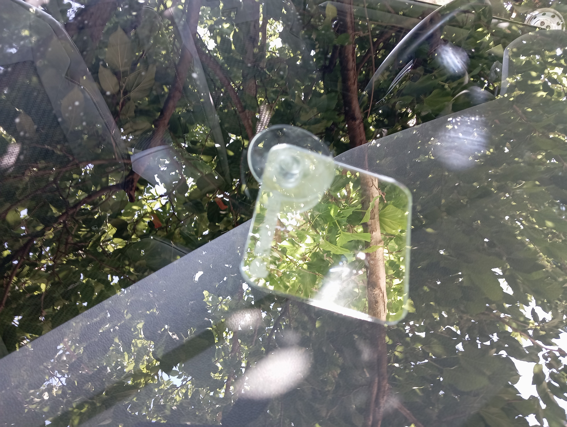 Miroir placé à l'intérieur du pare-brise